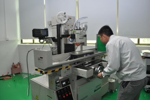 注塑模具滑塊壓板和耐磨塊的油槽設(shè)計要求 注塑模具滑塊壓板和耐磨塊的油槽設(shè)計要求